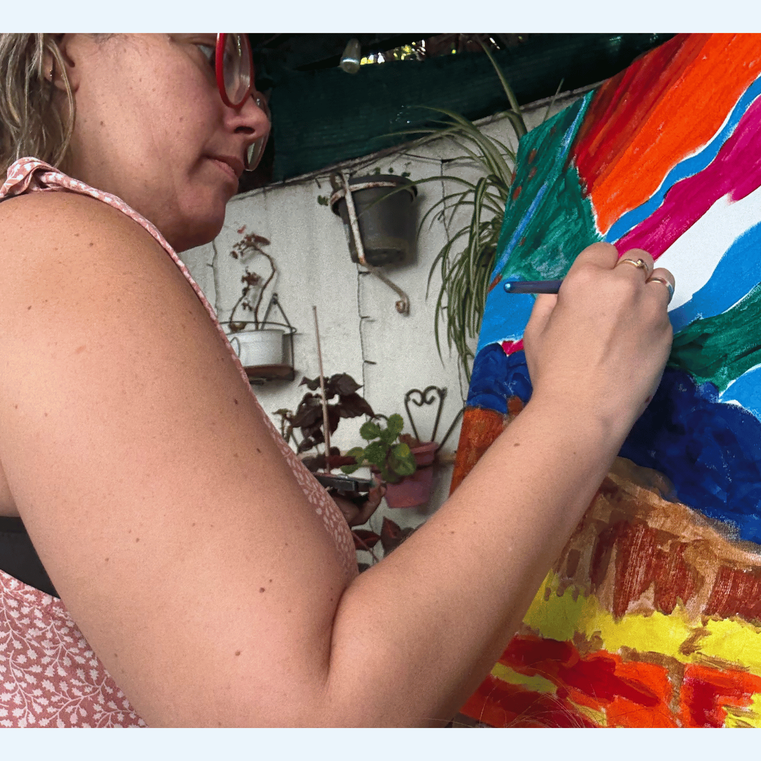 Pasa, estoy pintando.