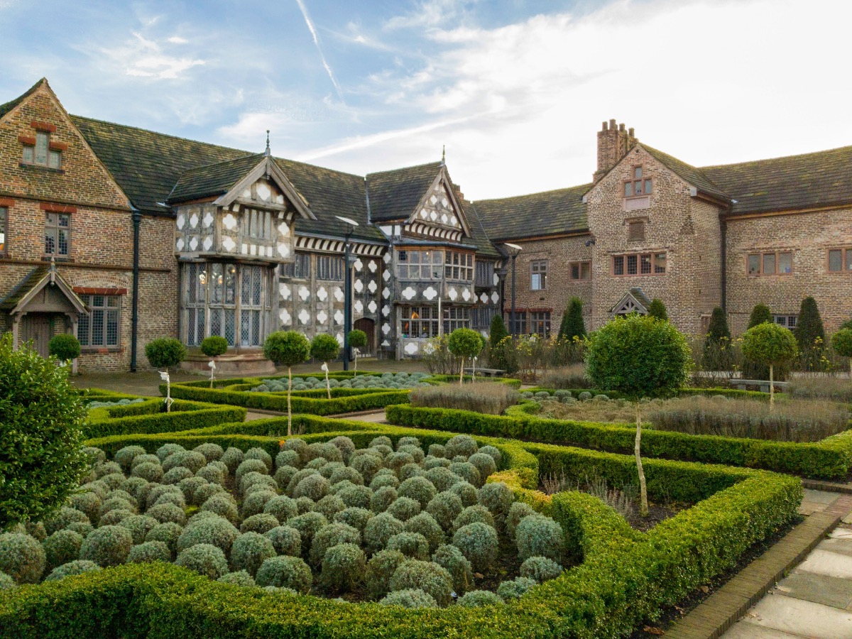house wit formal garden